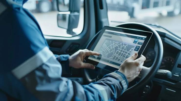 Motorista utilizando aplicativo no veículo